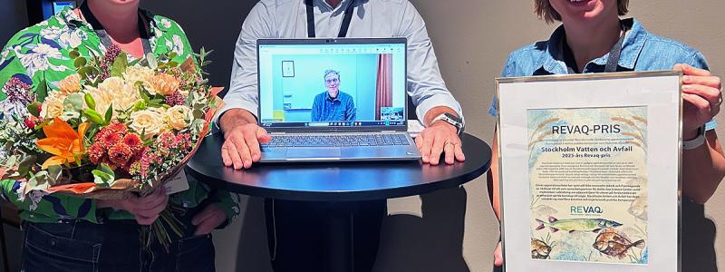 Linnea Skälegård, Lisa Ejermark samt Ragnar Lagerkvist på skärmen, från Stockholm Vatten och Avfall samt Anders Finnson från Svenskt Vatten i samband med prisutdelningen. Foto: Stockholm Vatten och Avfall