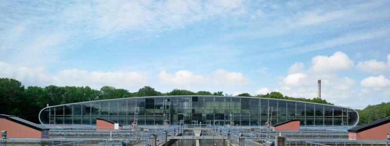 Skivfilteranläggning på Ryaverken i Göteborg. Foto: Bert Leandersson/Wikimedia Commons/https://commons.wikimedia.org/wiki/File:Skivfilteranl%C3%A4ggning_Gryaab_KUB_arkitekter.jpg