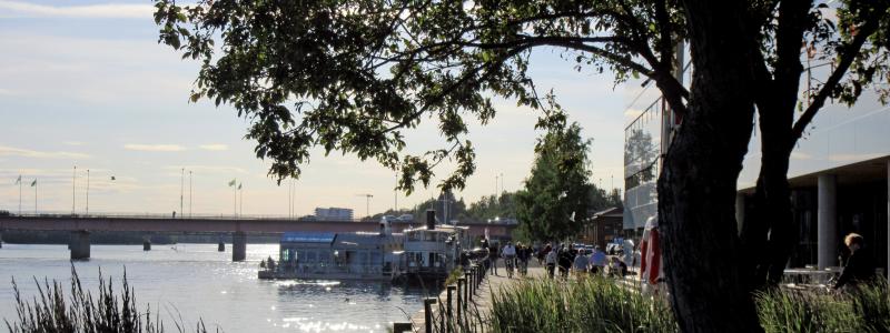 Sommarkväll på kajen i centrala Umeå. Foto: Robert Rösth