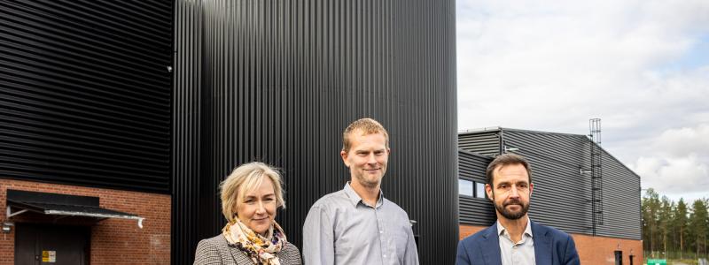Arkivbild från invigningen. I bild; landshövding Helene Hellmark Knutsson, Vakins projektledare Daniel Fredlander och Vakins vd Robert Hansson framför det utbyggda vattenverket Foto: Vakin