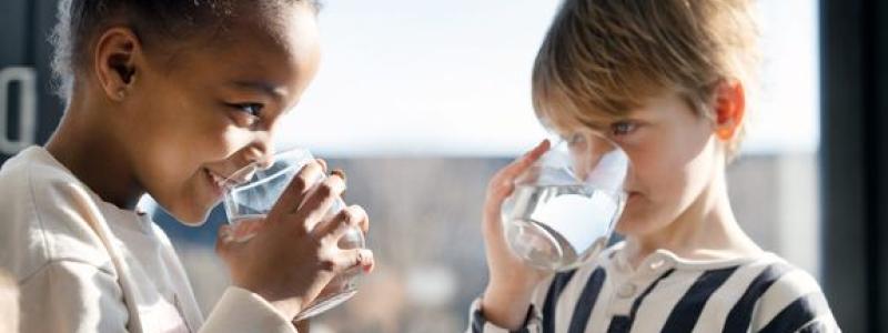 Hushållens vattenförbrukning har sjunkit kraftigt i Uppsala fram till slutet av 2010-talet. Minskningar har sedan plantat ut runt 2020-talet och har under de senaste tre åren stabiliserats runt 132 liter per person och dag. Foto: Uppsala Vatten