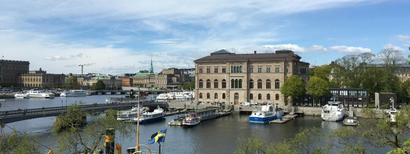 Ovanligt höga vattentemperaturen i Mälaren. Bilden visar Norrström vid Blasieholmen i Stockholm. Foto: p e/Unsplash