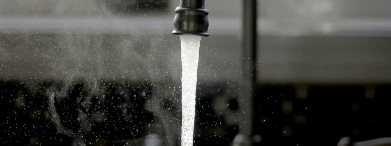 EurEau har publicerat ett positionspapper om EU-kommissionens förslag att ändra regler för bekämpningsmedel och biocider. Vissa delar kan, enligt organisationen, försvaga skyddet av dricksvatten. Foto: imani unsplash