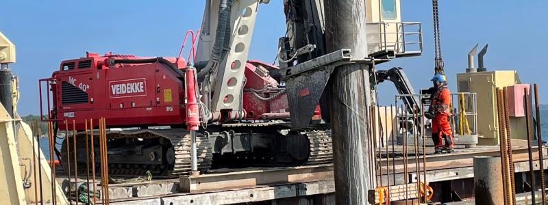 Sponten borras i den befintliga dammkonstruktion. Foto: VVeidekke