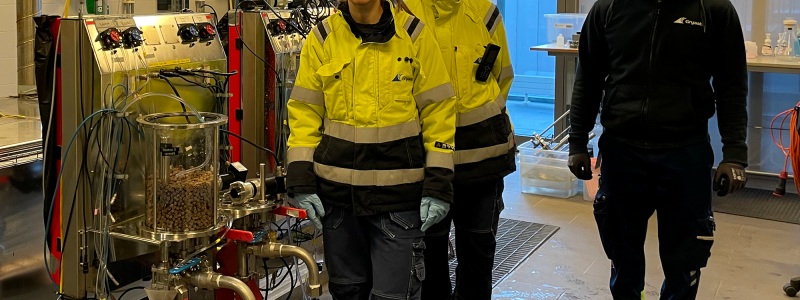Utvecklingsingenjören Karin Sundström får hjälp med labbförsöken av kollegan Tobias Asp och exjobbarna Sofia Sjöstedt och Linnea Kjellén. Foto: Grayb