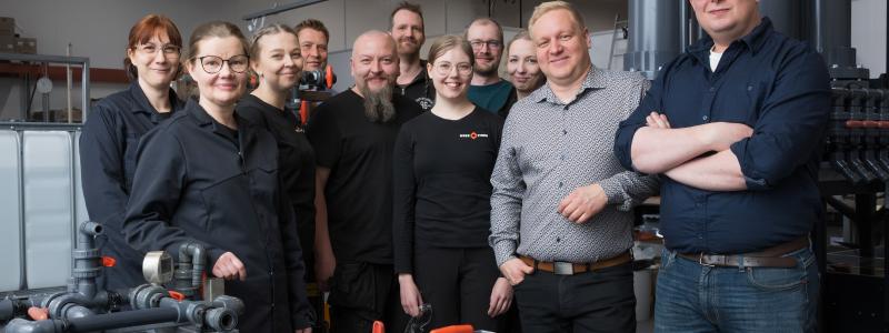 Weeefiners team består av 15 personer med kompetens inom bland annat kemi, industriella processer, laboratoriearbete, produktion och produktutveckling. Bolaget leds av Mikko Hänninen (vd) och Elmeri Lahtinen (teknikchef). Foto: WeeeFiner
