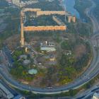 Flygfoto över Henriksdals reningsverk och Henriksdalsberget i Nacka kommun 2014. Bild: Esquilo/Wikimedia Commons/https://commons.wikimedia.org/wiki/File:Henriksdals_reningsverk,_flygfoto_2014-09-20.jpg