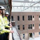 32 procent av kostnaden för att bygga ett småhus går till avgifter, taxor, mark och myndighetsprocesser. Foto: John Guthed