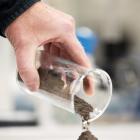 Bottenaska efter förbränning av briketter tillverkade av avloppsslam och torrt strå. Foto: Luleå tekniska universitet