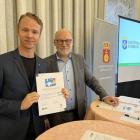 Jesper Englundh, kommunalråd, signerade ett nytt hållbarhetslöfte för bland annat Enköpings kommuns vatten. Foto: Länsstyrelsen