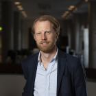 Senior strateg Erik Karlsson från Svenskt Vatten presenterar investeringsbehoven, aktuella utredningar och Riksrevisionens granskning under Almedalsveckan 2025. Foto: Johan Bävman