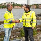 Roger Thilander, vd för Göteborgs Fiskauktion och stadsbyggnadsnämndens ordförande Johannes Hulter tar i hand. Foto: Göteborgs Fiskhamn