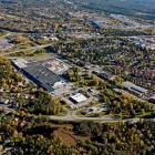 Haninge kontors- och industriområde vid väg 73 (Nynäsvägen) mot SO. Brandbergens bostadsområde i bakgrunden. Foto: Jan Augustsson / Wikimedia Commons / https://commons.wikimedia.org/wiki/File:Haninge_-_KMB_-_16001000294704.jpg