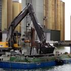 Muddring i Ystads hamnbassäng. Minskad fysisk påverkan är en viktig åtgärd i havsmiljön. Foto: Jonn Leffmann/Wikimedia Commons/https://commons.wikimedia.org/wiki/File:Muddring_-_Ystad-2015.jpg