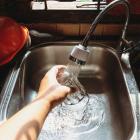 Teknik- och fastighetsnämnden i Karlstad gav förvaltningen i uppdrag att ta fram underlag inför ett beslut i kommunfullmäktige om att sänka VA-taxan under 2026. Foto: ivan samudra / Unsplash