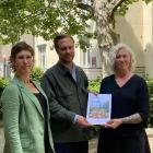 Rasmus Törnblom tar emot klimatpolitiska rådets rapport 2026 av rådets vice ordförande Åsa Knaggård (till vänster) och ordförande Misse Wester (till höger). Foto: Lunds kommun