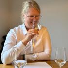 Den prisbelönta sommelieren Emma Ziemann skulle dricka ett år gammalt krisvatten om det inte fanns ett alternativ. Foto: Louise Utter Otterdahl