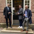 Kommunstyrelsens ordförande Stefan Pålsson, Andreas Strandberg, LBVA:s styrelseordförande och Henrik Frindberg, vd på LBVA förklarar den nya jonbytartekniken på Byaledets vattenverk i Halmstad. Foto:  Laholmsbuktens VA AB/may news desk