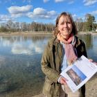 Ann-Charlotte Duvkär med Mälarenergi Vattens utredning om tänkbara källor till PFAS-föroreningarna. "Det här handlar om en historisk PFAS-skuld. Varken Mälarenergi Vatten eller våra kunder har gjort något fel, men det är i vårt knä som den här historiska skulden har hamnat". Foto: Mälarenergi