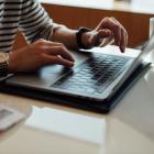 Ett nytt AI-baserat verktyg gör det möjligt att söka och ställa frågor direkt mot hela biblioteket av SVU-rapporter. Foto: Etienne Boulanger/Unsplash