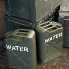 Bara drygt en tredjedel uppger i en ny undersökning från Livsmedelsverket att de har dricksvatten hemma som räcker minst en vecka. Foto: willy the wizard/Unsplash