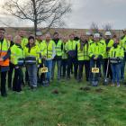 LBVA:s projektgrupp tar ett första spadtag tillsammans med entreprenörer som ska installera PFAS-rening på vattenverket Prästjorden i Halmstad. Foto: Laholmsbuktens VA