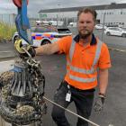I avloppsledningarna bildas långa kletiga trådar av tops, hår, våtservetter och hushållspapper som fastnar i pumparna som finns i avloppsledningsnätet. Björn Andersson, driftingenjör på Kretslopp och vatten inom Göteborgs Stad rensar en pump som börjar arbeta sämre på grund av skräpet. Foto:  Foto: Johan Flanke
