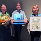 Linnea Skälegård, Lisa Ejermark samt Ragnar Lagerkvist på skärmen, från Stockholm Vatten och Avfall samt Anders Finnson från Svenskt Vatten i samband med prisutdelningen. Foto: Stockholm Vatten och Avfall