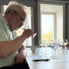 Juryn provsmakar tävlingsbidrag på Pumphuset. Foto: Uppsala Vatten och Avfall