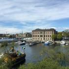 Ovanligt höga vattentemperaturen i Mälaren. Bilden visar Norrström vid Blasieholmen i Stockholm. Foto: p e/Unsplash