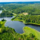 Viskans sediment är kraftigt förorenade, både från tidigare industrier i Borås och från brandövningar vid Guttasjön. Foto: Jan Kansanen, Mostphotos.