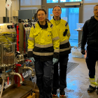 Utvecklingsingenjören Karin Sundström får hjälp med labbförsöken av kollegan Tobias Asp och exjobbarna Sofia Sjöstedt och Linnea Kjellén. Foto: Grayb