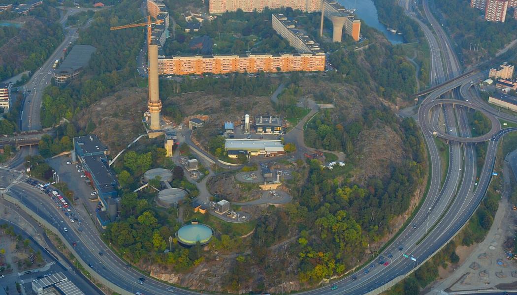 Flygfoto över Henriksdals reningsverk och Henriksdalsberget i Nacka kommun 2014. Bild: Esquilo/Wikimedia Commons/https://commons.wikimedia.org/wiki/File:Henriksdals_reningsverk,_flygfoto_2014-09-20.jpg
