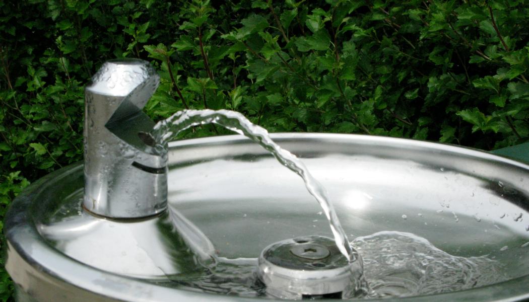 Dricksvattenfontän utomhus. Foto: Deborah L Carlson/Unsplash