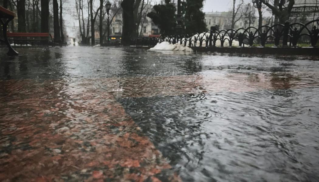 Kraftigt regn orsakar översvämningar på gator i Odesa, Ukraina. Foto: Igor Tudoran/Unsplash