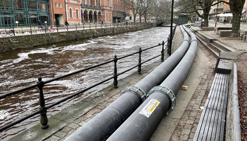 I avsaknad av stora schakt i gatorna blev de stora avloppsrören utmed Fyrisån det största tecknet på att en omfattande förnyelse av 100 år gamla rör pågick.
FOTO: Lars Fälth
