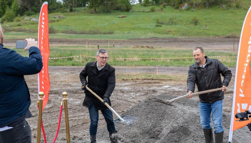 Första spadtaget för Djulö våtmark. Foto: Katrineholm kommun