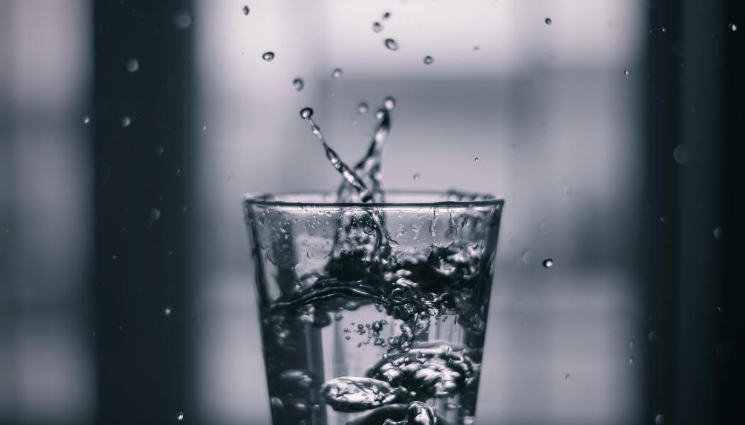 Dricksvatten. Foto: andrew r / unsplash