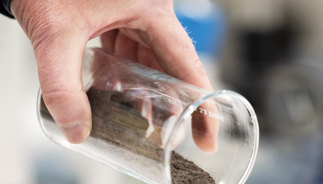 Bottenaska efter förbränning av briketter tillverkade av avloppsslam och torrt strå. Foto: Luleå tekniska universitet