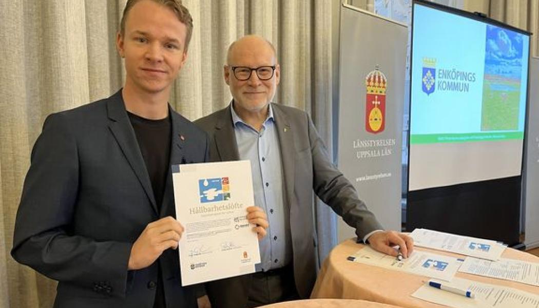 Jesper Englundh, kommunalråd, signerade ett nytt hållbarhetslöfte för bland annat Enköpings kommuns vatten. Foto: Länsstyrelsen