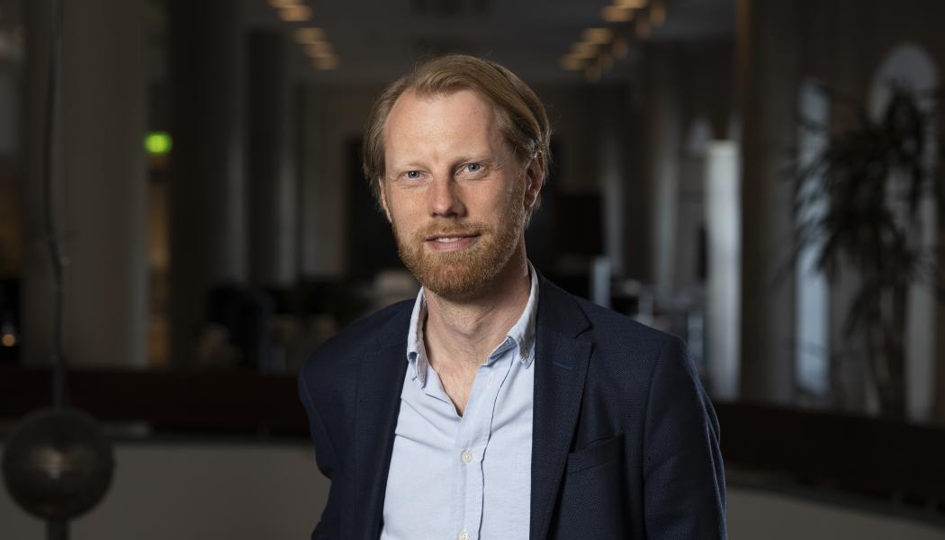 Senior strateg Erik Karlsson från Svenskt Vatten presenterar investeringsbehoven, aktuella utredningar och Riksrevisionens granskning under Almedalsveckan 2025. Foto: Johan Bävman