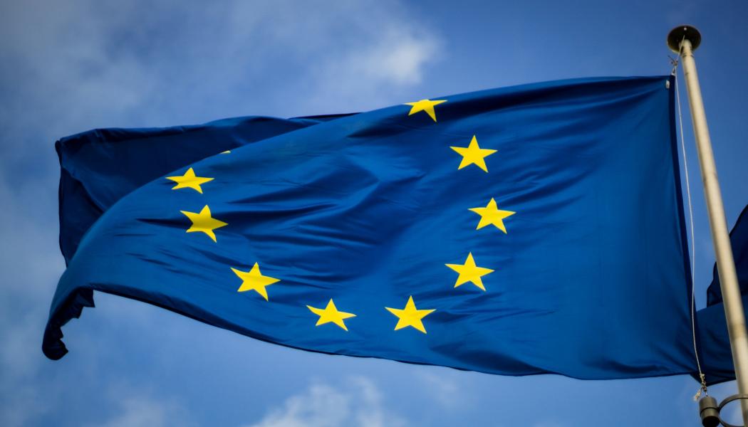 EU har nyligen presenterat sin första gemensamma vattenstrategi. Men enligt Pär Dalhielm, vd på Svenskt Vatten, saknas ett avgörande inslag: ett tydligt förbud mot PFAS-ämnen. Foto: Christian Lue/Unsplash