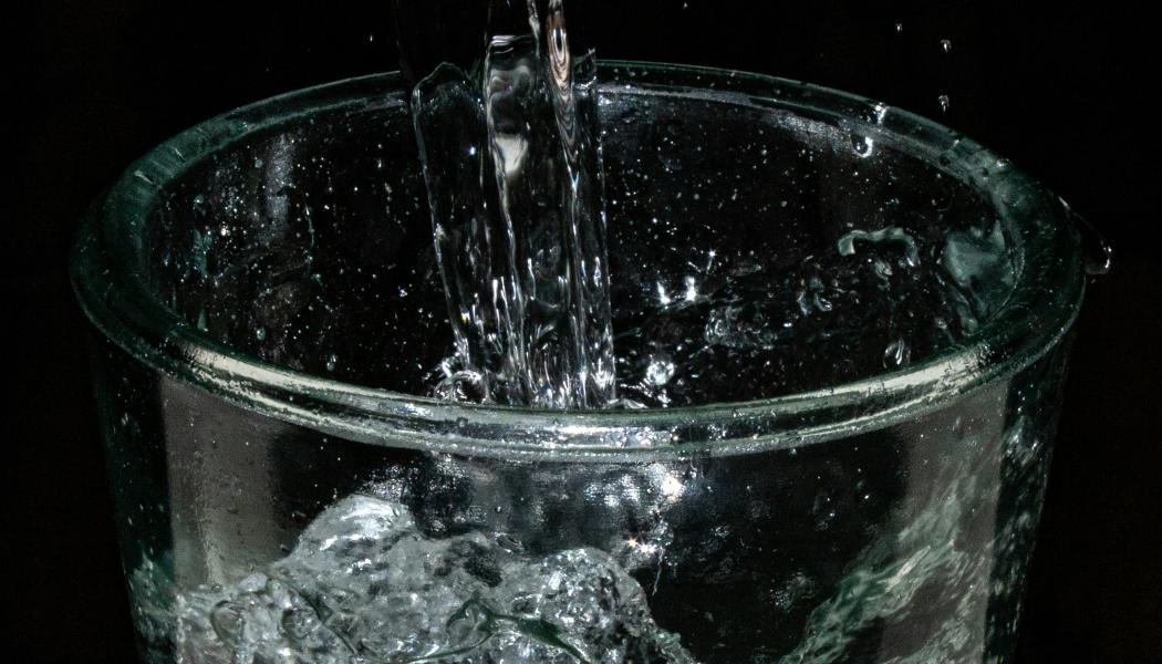 Glas med dricksvatten. Foto:  ian talmacs/Unsplash