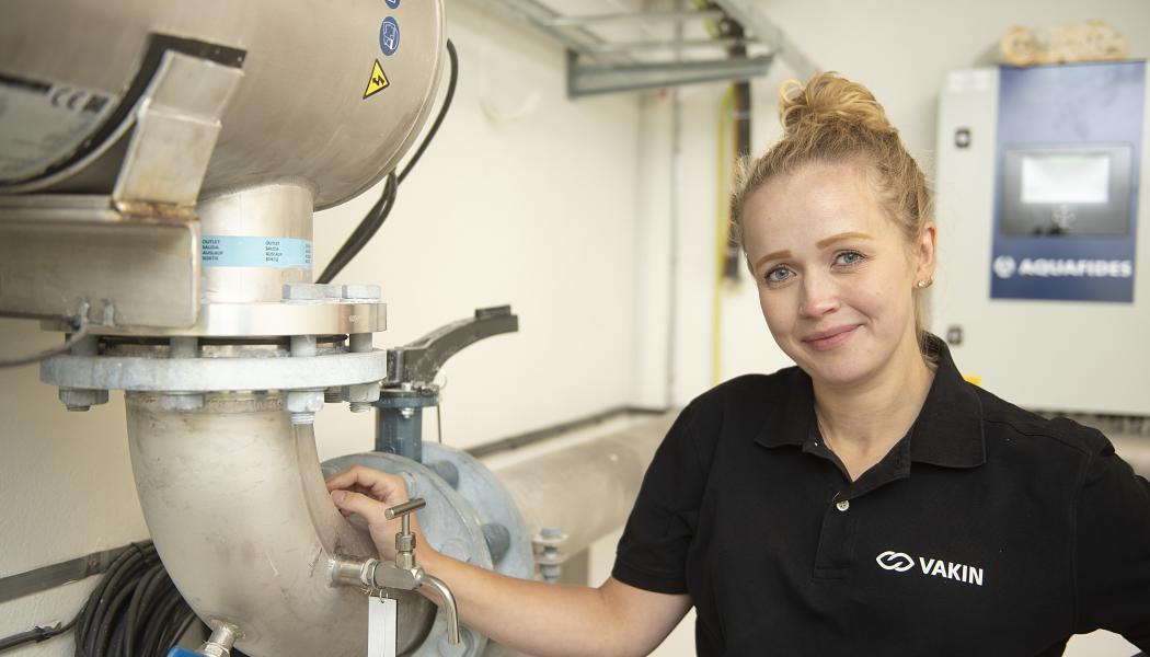 Projektledare Anthonia Forsberg i det nyrenoverade vattenverket utanför Nordmaling Foto: Vaikin