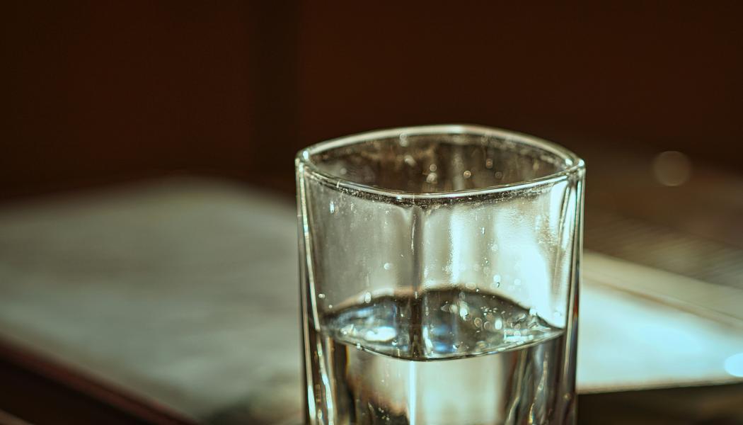 Fluor förekommer naturligt som fluoridjoner i dricksvatten, men halterna i det kommunala dricksvattnet i Sverige är låga.Foto: thomas kinto/unsplash
