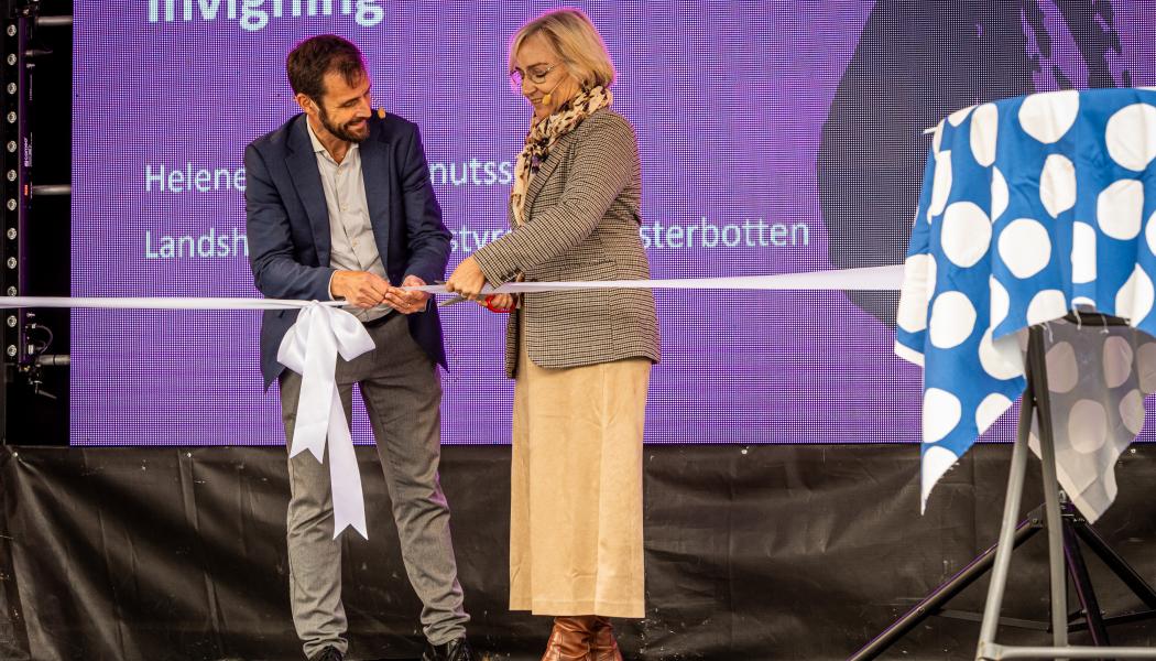 Landshövdingen, Helene Hellmark Knutsson, för Västerbotten invigde det nya vattenverket tillsammans med Vakins vd Robert Hansson. Foto: Vakin