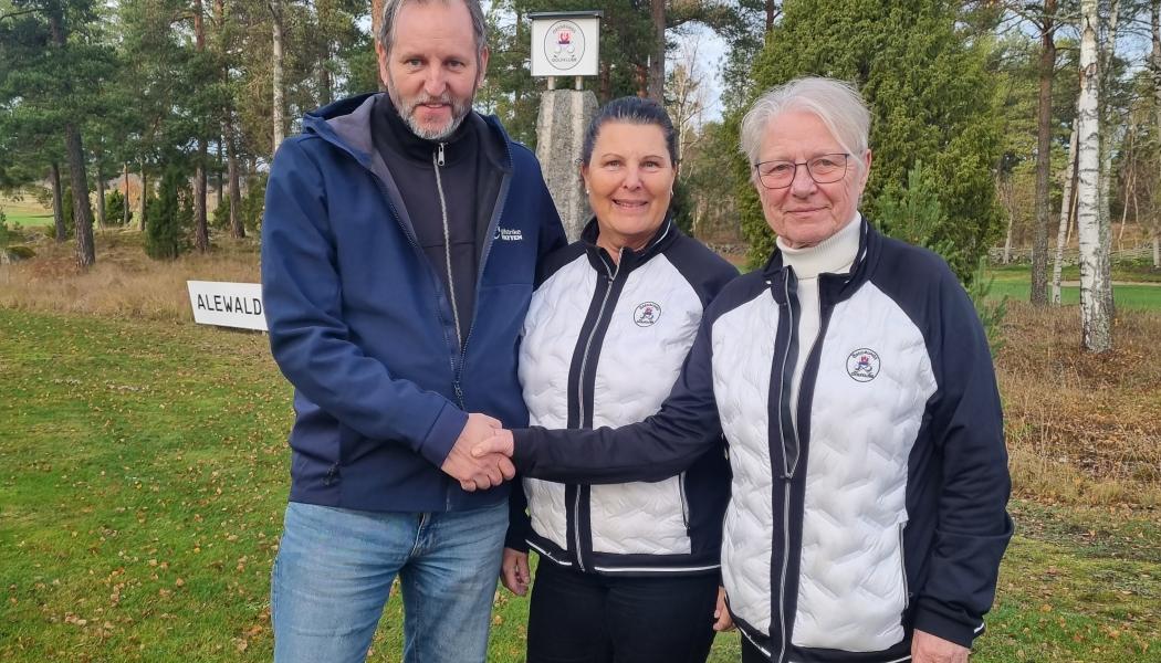 Mikael Persson med golfklubbens representanter. Foto: Gästrike Vatten