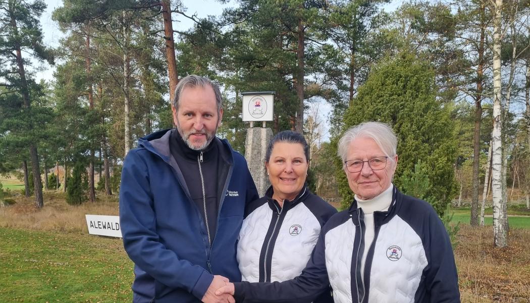 Mikael Persson med golfklubbens representanter. Foto: Gästrike Vatten