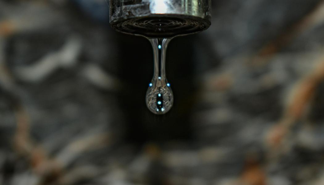 PFAS-föroreningen påverkar vattentäkterna i centrala Halmstad och har lett till förhöjda halter i det kommunala dricksvattnet. Foto: mukesh sharma/unsplash