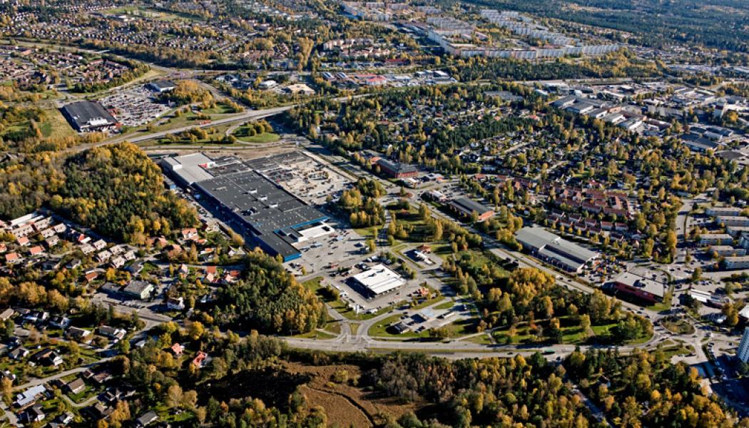 Haninge kontors- och industriområde vid väg 73 (Nynäsvägen) mot SO. Brandbergens bostadsområde i bakgrunden. Foto: Jan Augustsson / Wikimedia Commons / https://commons.wikimedia.org/wiki/File:Haninge_-_KMB_-_16001000294704.jpg